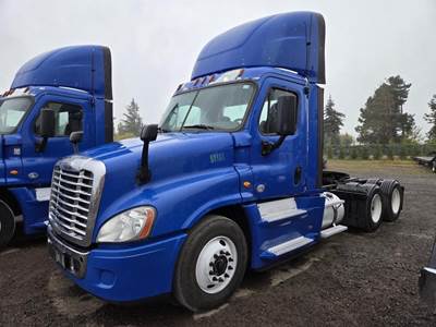 2017 Freightliner Cascadia 3-Axle Truck Tractor