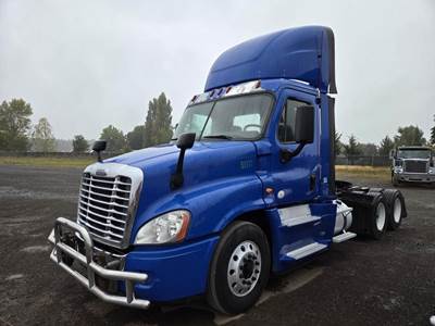2017 Freightliner Cascadia 3-Axle Truck Tractor
