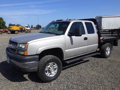 2004 Chevrolet 2500HD 7' Super Cab Flatbed Truck