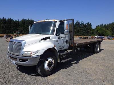 2002 International 4300 SBA 4x2 25' Flatbed Truck
