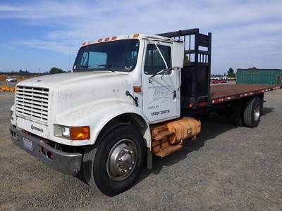 1992 International 4700 4x2 25' Flatbed Truck