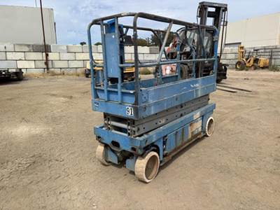 2000 Genie GS-2032 Scissor Lift