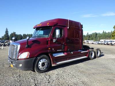 2011 Freightliner Cascadia 125 Sleeper Semi Truck
