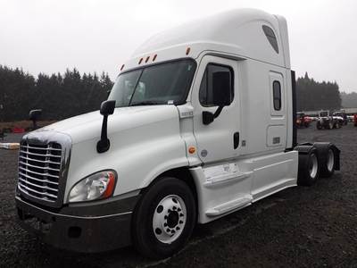 2018 Freightliner Cascadia 3-Axle Sleeper Truck