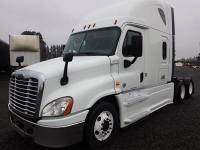 2018 Freightliner Cascadia 3-Axle Sleeper Truck