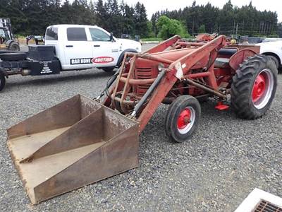 International 300 Tractor Loader