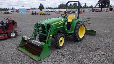 John Deere 3032E Tractor Loader