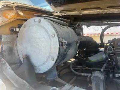 Ford L8000 Air Cleaner / Air Filter Housing