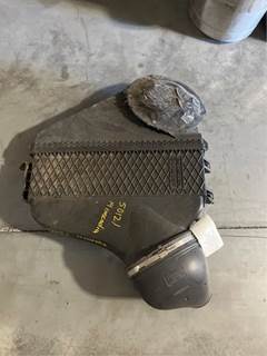 Freightliner Cascadia 125 Air Cleaner / Air Filter Housing