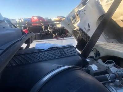 Freightliner Cascadia 125 Air Cleaner / Air Filter Housing