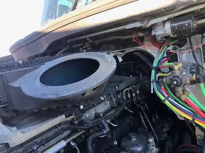 Freightliner Cascadia 126 Air Cleaner / Air Filter Housing
