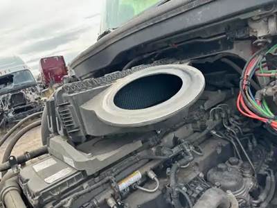 Freightliner Cascadia 126 Air Cleaner / Air Filter Housing