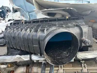 Freightliner Cascadia 126 Air Cleaner / Air Filter Housing