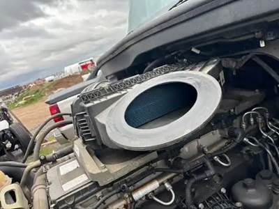 Freightliner Cascadia 126 Air Cleaner / Air Filter Housing
