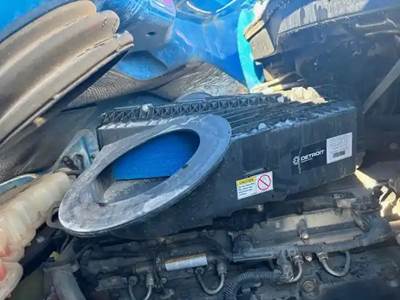 Freightliner Cascadia 126 Air Cleaner / Air Filter Housing