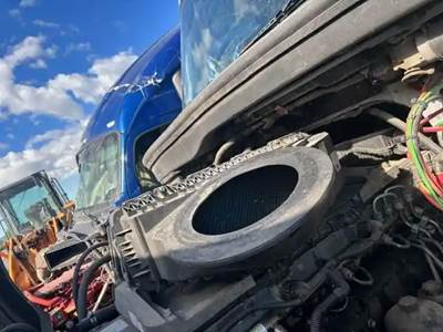 Freightliner Cascadia 126 Air Cleaner / Air Filter Housing