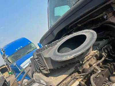 Freightliner Cascadia 126 Air Cleaner / Air Filter Housing