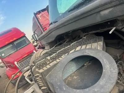 Freightliner Cascadia 126 Air Cleaner / Air Filter Housing