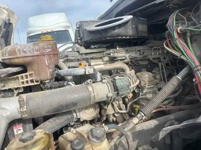 Freightliner Cascadia 126 Air Cleaner / Air Filter Housing