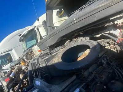 Freightliner Cascadia 126 Air Cleaner / Air Filter Housing