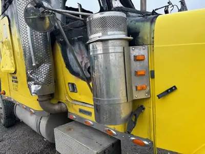 Freightliner FLD120 Right Air Cleaner / Air Filter Housing for a 2007 Freightliner FLD120 Glider