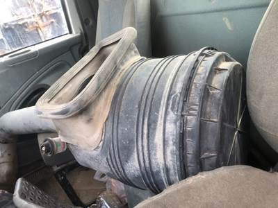 International 8600 Air Cleaner / Air Filter Housing