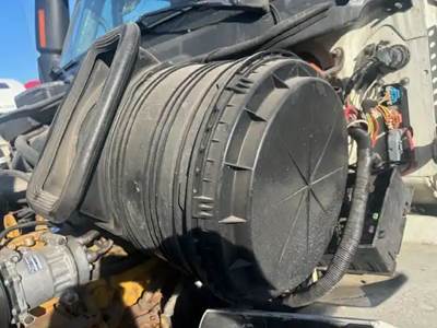 International 8600 Air Cleaner / Air Filter Housing