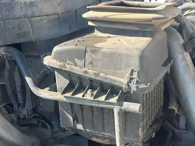 International DuraStar 4300 Air Cleaner / Air Filter Housing