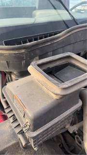 International DuraStar 4400 Air Cleaner / Air Filter Housing