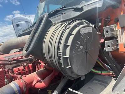 International LA617 Air Cleaner / Air Filter Housing