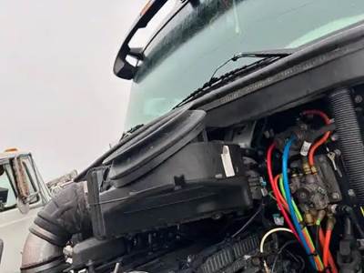 Peterbilt 579 Air Cleaner / Air Filter Housing