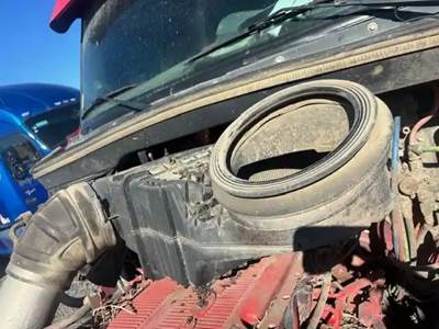 Peterbilt 579 Air Cleaner / Air Filter Housing