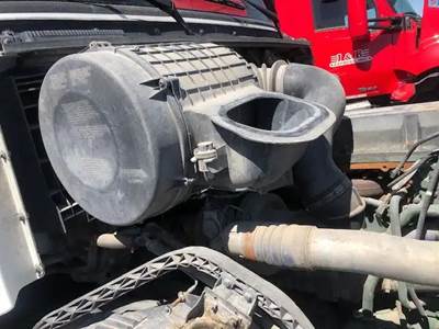 Volvo VNL Air Cleaner / Air Filter Housing