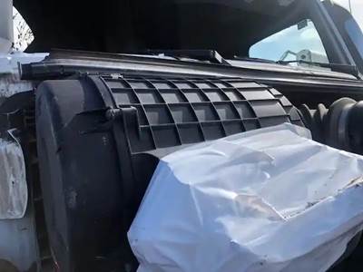 Volvo VNL Air Cleaner / Air Filter Housing