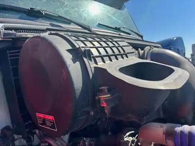 Volvo VNL Air Cleaner / Air Filter Housing