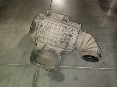 Volvo VNL Air Cleaner / Air Filter Housing