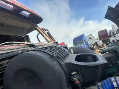 Volvo VNL Air Cleaner / Air Filter Housing