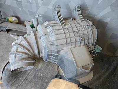 Volvo VNL Air Cleaner / Air Filter Housing