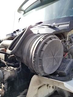 International 8600 Left Air Cleaner / Air Filter Housing