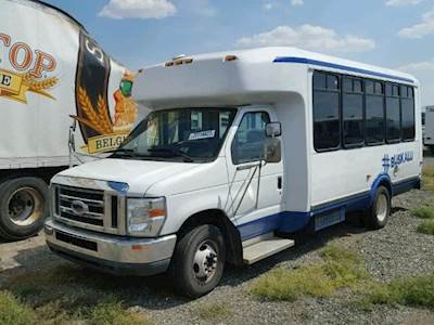 Ford E-450 Front Axle Assembly for a 2010 Ford E-450 Super Duty