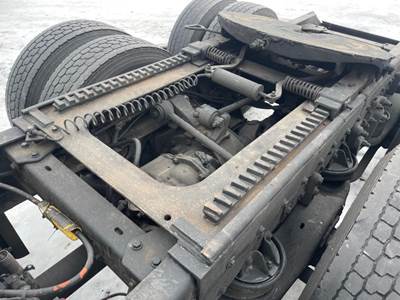 Eaton DS402 Front Axle Housing for a 1995 Kenworth T600