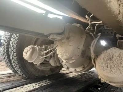 Eaton DS402 Front Axle Housing for a 1984 Peterbilt 359