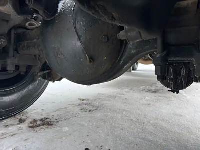 Eaton DS404 Front Axle Housing for a 1996 Peterbilt 379