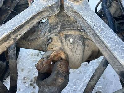 Eaton DS404 Front Axle Housing for a 1998 Kenworth T800