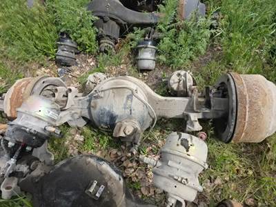 Eaton DS404 Front Axle Housing for a 2000 Kenworth T800