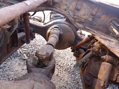 Eaton DS405 Front Axle Housing for a 2000 Mack CL713