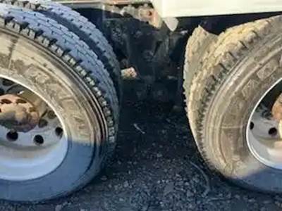 Eaton DSP40 Front Axle Housing for a 2012 Kenworth T800