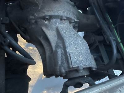 Mercedes-Benz Front Axle Housing for a 2015 Freightliner Cascadia 125