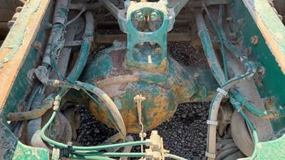 Dana-Spicer DSP40 Rear Axle Housing for a 2006 Kenworth T800