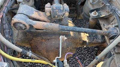 Dana-Spicer DSP40 Rear Axle Housing for a 2002 Kenworth W900